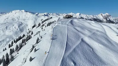 Bergstation und Pisten am Kieserl