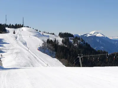 Breite Abfahrten im Skigebiet Dreiländereck © Adrian Hipp
