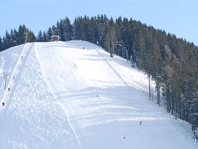 Schöne Abfahrten im Skigebiet  © Adrian Hipp