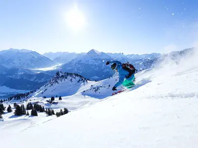Skifahrer am Hahnenkamm © Naturparkregion Reutte/Robert Eder