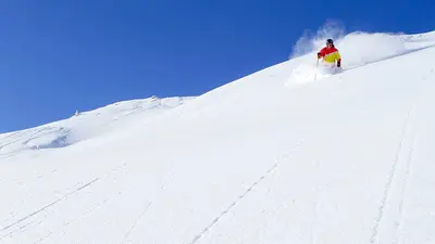 Tiefschneefahrer am Hahnenkamm
