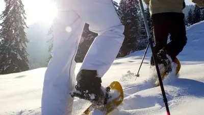 Zwei Schneeschuhwanderer in Reutte