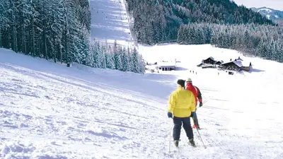 Zwei Skifahrer auf den breiten Pisten der Forsteralm