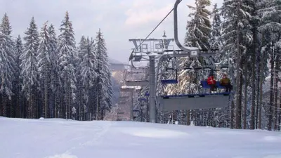 Skifahrer im Sessellift Forsteralm