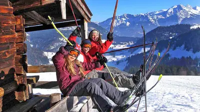 Skifahrer-Pause im Skigebiet Heutal