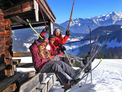 Skifahrer-Pause im Skigebiet Heutal © Heutal Lifte