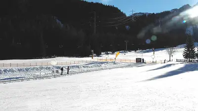 Blick auf das Förderband im Skigebiet Biberwier-Marienberg