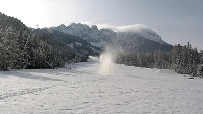 Blick auf die Piste mit Schneekanone in Biberwier-Marienberg