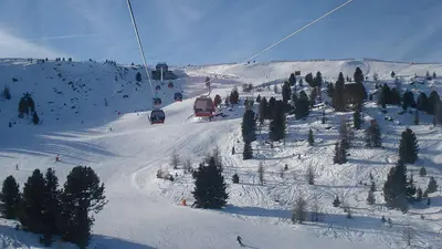 Blick auf die breiten Pisten unter der 10er-Gondelbahn am Kreischberg