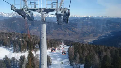 Blick auf die Kabinen der 10er-Gondel und eine Piste am Kreischberg