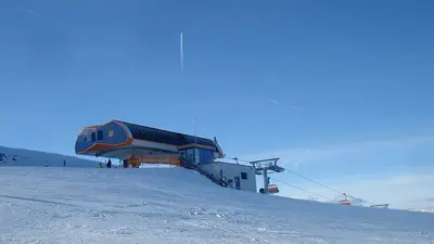 Blick auf die Bergstation der orangenen Sixpack Bahn am Kreischberg