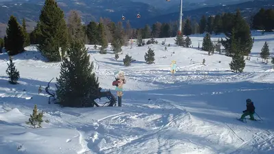Blick auf eine Piste mit Maskottchen Bam-Bam und Barney Ger&ouml;llheimer im Yabaadabbadoo-Land am Kreischberg