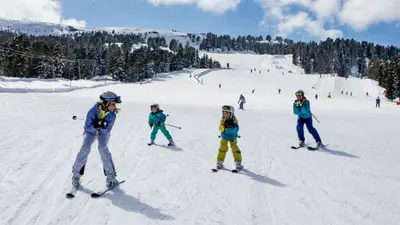 Skifahrer auf der Piste im Skigebiet Kreischberg