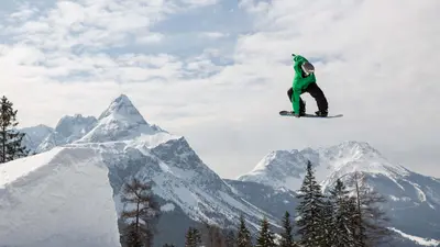 Snowboarder beim Sprung im Snowpark der Ehrwalder Wettersteinbahnen