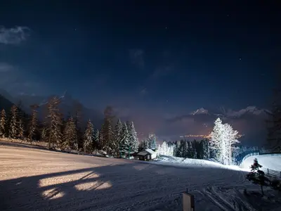 Beleuchtete Piste für den Nachtskilauf im Skigebiet Ehrwalder Wettersteinbahnen © Ehrwalder Wettersteinbahnen