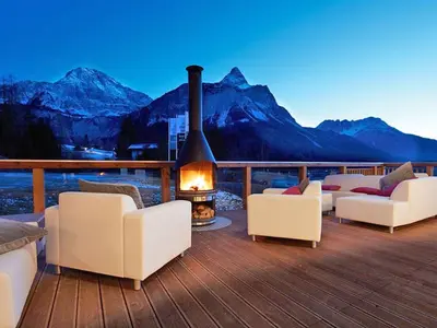 Sundowner im Skigebiet mit Terrasse und Ausblick auf das Zugspitzmassiv © Ehrwalder Wettersteinbahnen