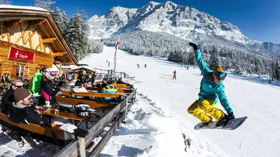 Goldmedalliensiegerin Nicola Thost auf dem Snowboard bei der Gamsalm