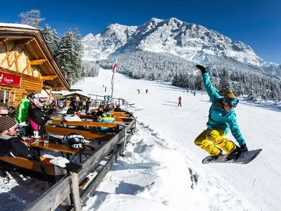 Goldmedalliensiegerin Nicola Thost auf dem Snowboard bei der Gamsalm © Wettersteinbahnen Ehrwald / Dominik Berchtold