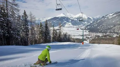 Carver bei der Abfahrt auf einer der breiten Pisten im Skigebiet 
