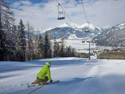 Carver bei der Abfahrt auf einer der breiten Pisten im Skigebiet  © Ehrwalder Wettersteinbahnen