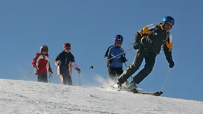 Skifahrer im Skigebiet Kartitsch