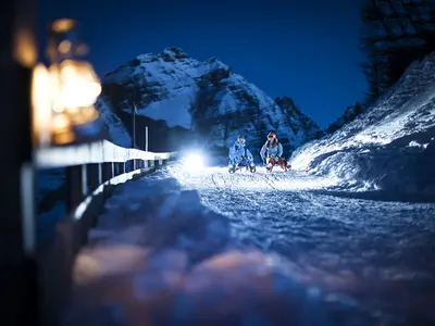 Rodeln auf beleuchteter Piste © TVB Stubai Tirol / Andre Schönherr