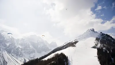 Paragleiter über dem Skigebiet Elferlifte