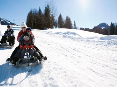Rodelspaß bei den Talliften © Kleinwalsertal Tourismus eGen | www.kleinwalsertal.com | Andi Mayr