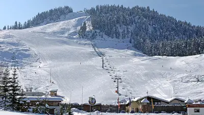 Blick auf die Piste des Kreithlifts im Skigebiet Hochmoos-Bergbahnen Leutasch