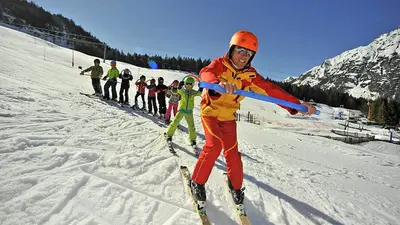 Kinder und Lehrer beim Skikurs im Skigebiet Katzenkopf Leutasch