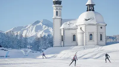 Langläufer vor der Kirche in Seefeld