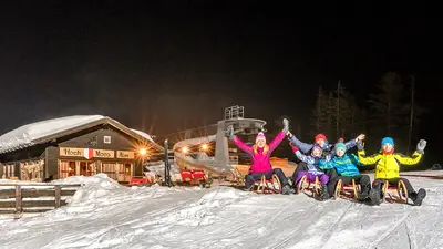 Familie beim Nachtrodeln in Leutasch