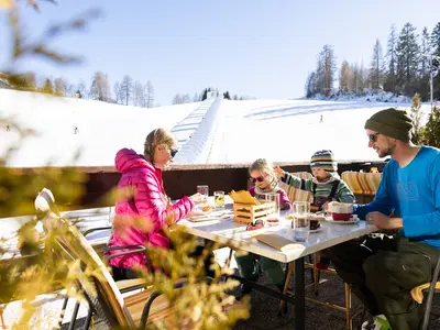 Familie bei Einkehr mit Blick auf den Birkenlift © Region Seefeld