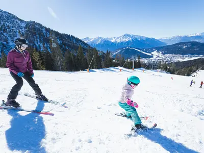 Mama und Tochter auf der blauen Piste - Bergbahnen Rosshütte - Seefeld © Region Seefeld, Tom Bause