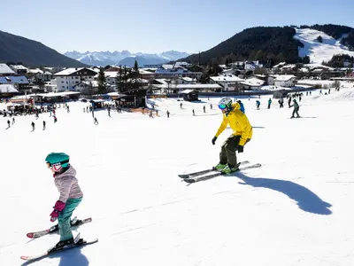 Papa und Tochter in der Abfahrt auf dem Geigenbühel in Seefeld © Region Seefeld, Thomas Steinlechner