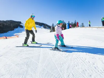 Vater und Tochter im Kinder-Skigebiet Gschwandtkopf - Seefeld © Region Seefeld, Tom Bause