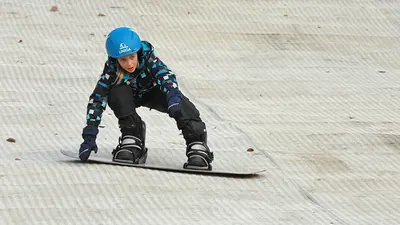 Snowboard fahren auf der Dryslope