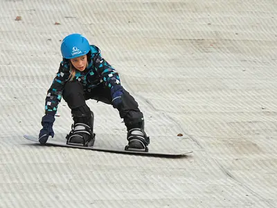 Snowboard fahren auf der Dryslope © Schischule Wien