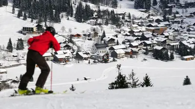 Blick von der Piste aufs Dorf