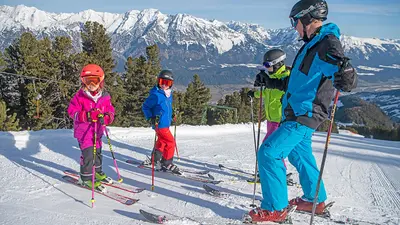 Kinder mit Skilehrer beim Skikurs am Glungezer