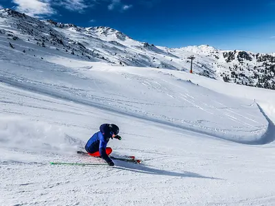 Skifahrer bei der Abfahrt auf einer breiten Piste am Glungezer © hall-wattens.at