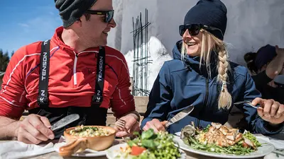 Paar beim Essen auf einer Hütte am Glungezer