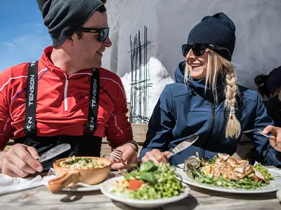 Paar beim Essen auf einer Hütte am Glungezer © hall-wattens.at