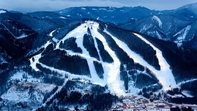 Panorama des Nachtskigebiets in Semmering