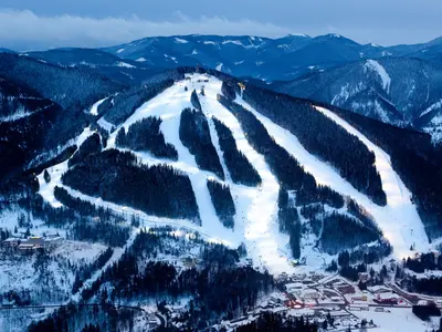 Panorama des Nachtskigebiets in Semmering © Semmering-Hirschenkogel Bergbahnen