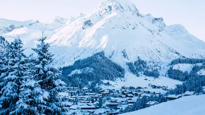 Blick auf Lech und seinen Hausberg, das Omeshorn