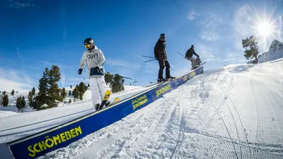 Freestyler auf einer Rail im Snowpark Schöneben