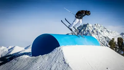 Skifahrer auf einem Hindernis des Snowparks Schöneben