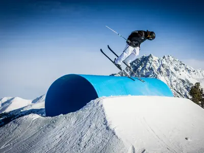 Skifahrer auf einem Hindernis des Snowparks Schöneben © Schöneben AG