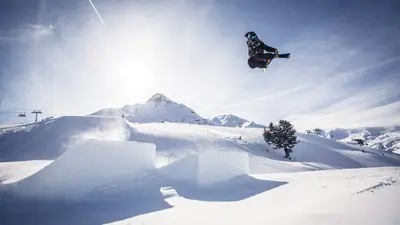 Snowboarder im Snowpark Schöneben